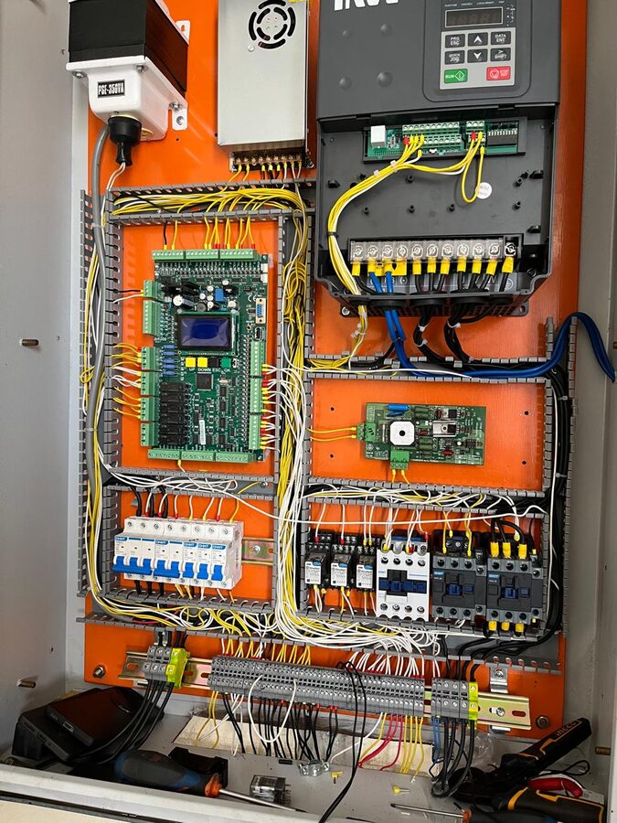Tablero eléctrico de ascensor - revisión de componentes