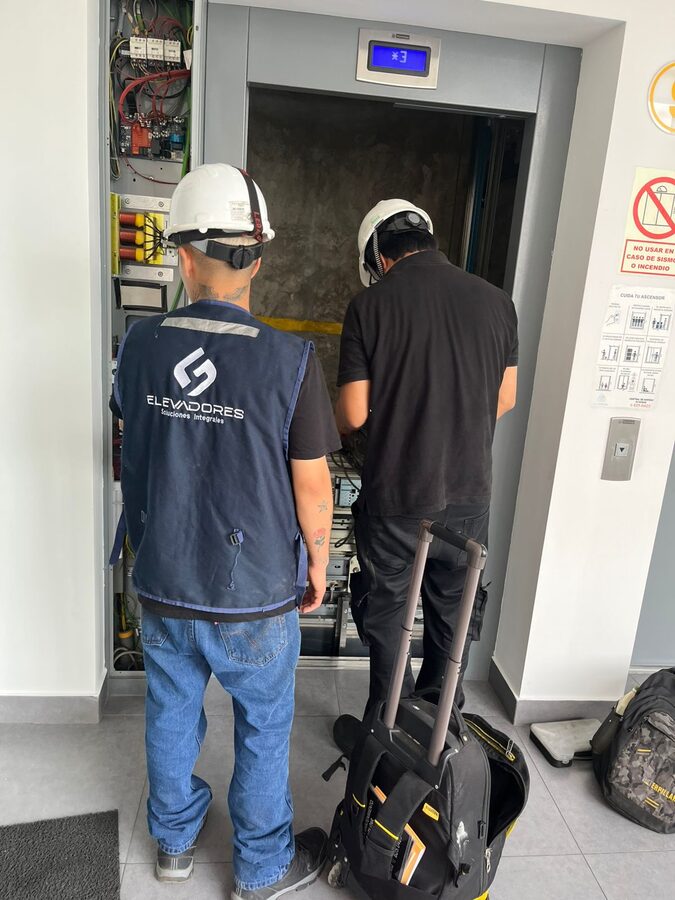 Técnicos G4 Elevadores en mantenimiento de ascensor