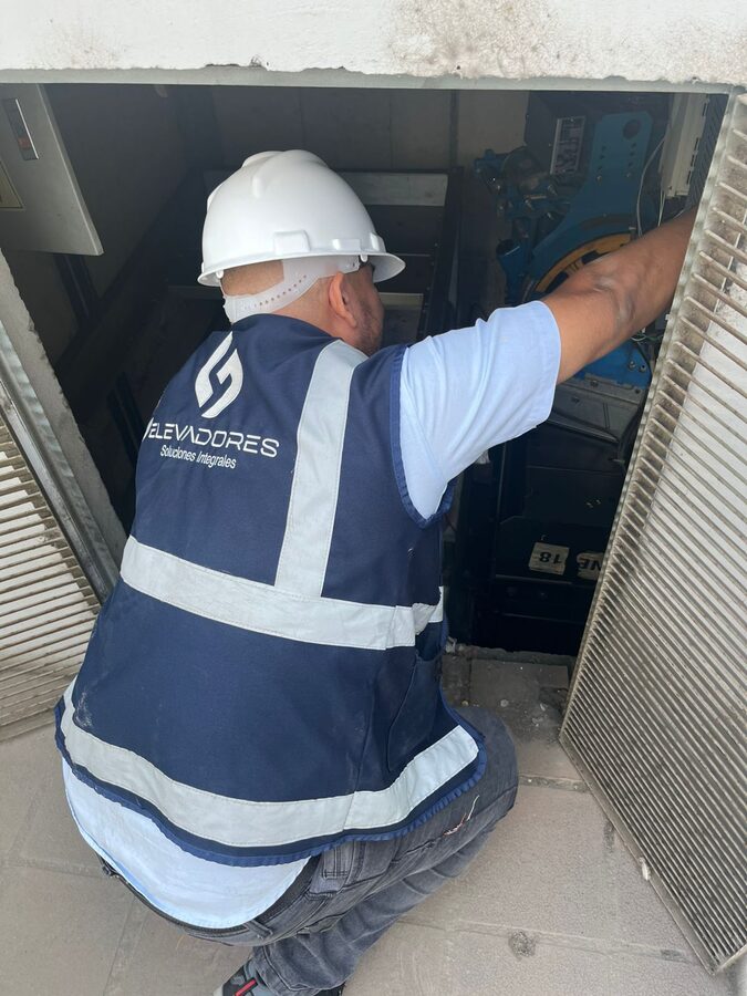 Técnico G4 revisando cuarto de máquinas