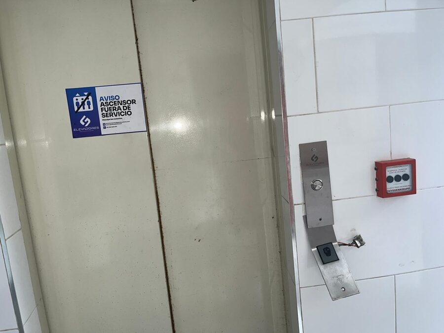 Puerta de ascensor en acero inoxidable