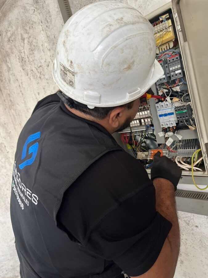 Técnico G4 trabajando en tablero de control
