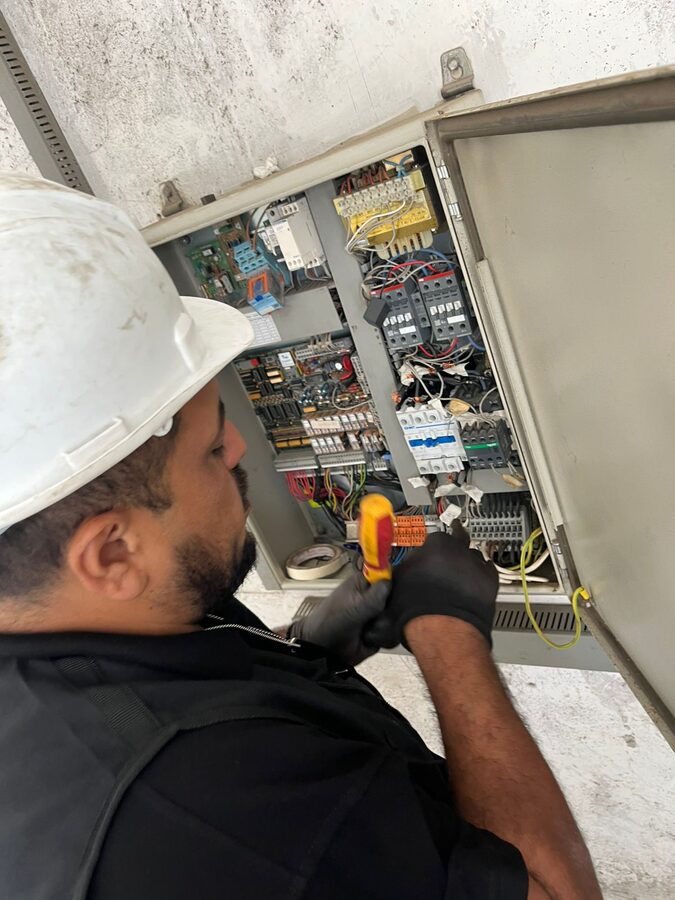 Técnico G4 revisando equipo en cuarto de máquinas