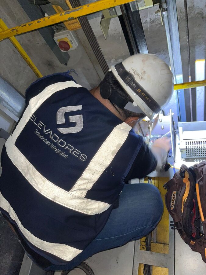 Técnico G4 trabajando en foso del ascensor