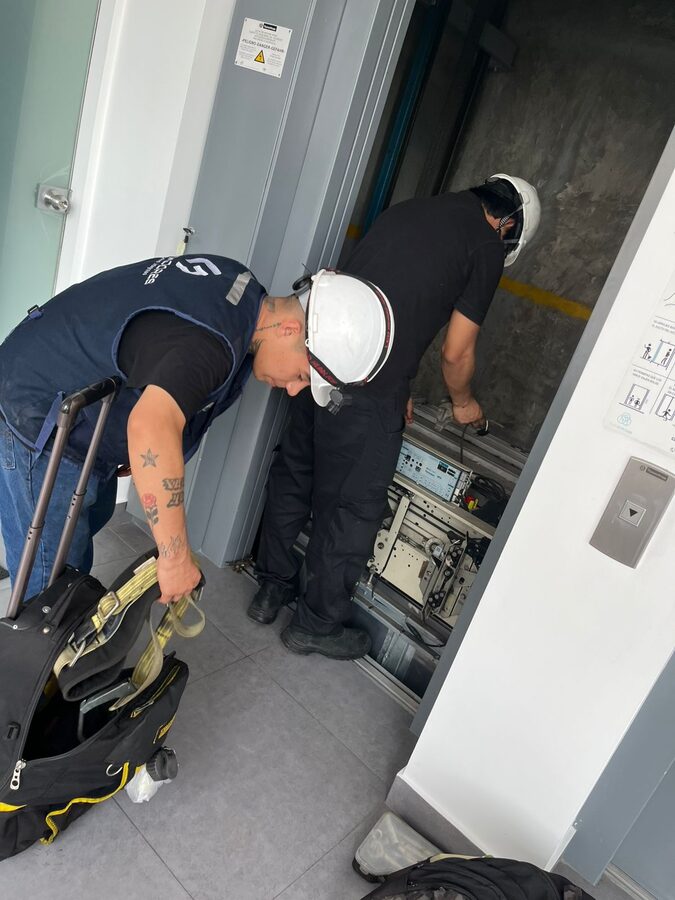 Técnicos G4 en instalación de tablero