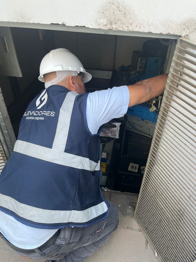 Técnico G4 inspeccionando equipo de ascensor