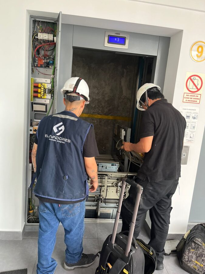 Técnicos G4 ingresando a cabina con herramientas