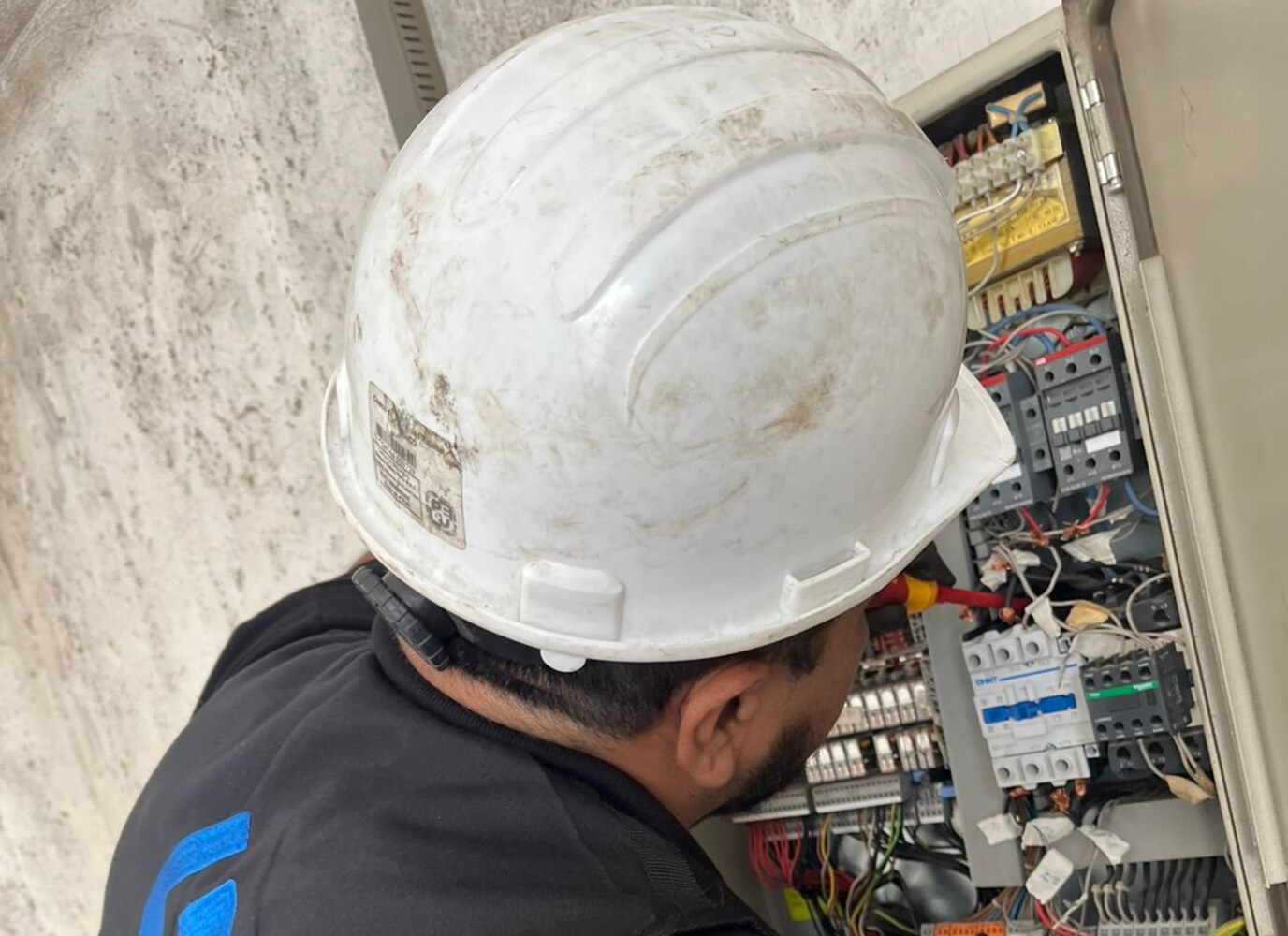 Técnico trabajando en tablero